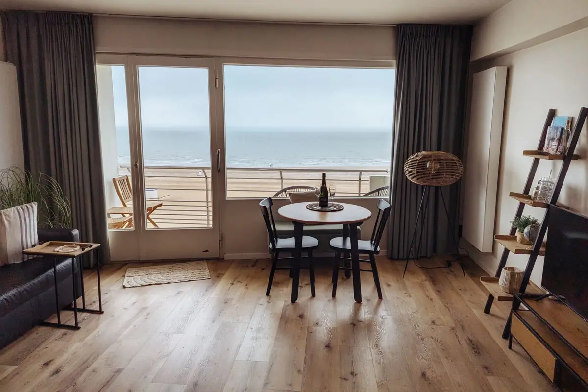 Sala luminosa y ordenada con vista a la ciudad
